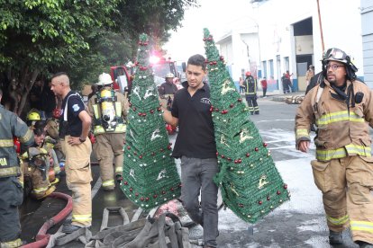 Algunos objetos fueron salvados de la zona afectada por el fuego.
