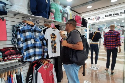 La ropa genérica, por lo general, es traída desde Perú, Colombia y China. Tiene gran acogida.