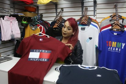 Las camisetas de ‘marca’, como esta, no cuestan más de 15 dólares.