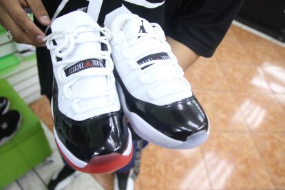 Hay zapatos originales de 150 dólares. Los que están en categoría 1.1 valen hasta 70. Y las réplicas baratas (nacionales,) podrían costar hasta 45 o 50.