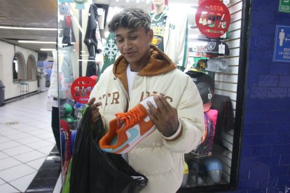 Los zapatos originales, que en tiendas cuestan hasta 400 dólares, aquí los encuentra en menos de la mitad.