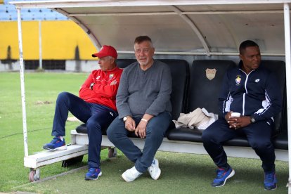 El Canguro (d) valora el aprendizaje que tiene al ser parte del cuerpo técnico de Ever Hugo Almeida (c).