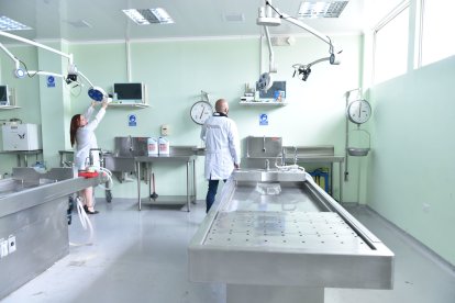 En Quito, el Servicio Nacional de Medicinal Legal cuenta con los equipos necesarios para los estudios e identificación de cadáveres.