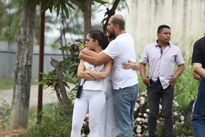 Familiares de las víctimas miraban desconsolados cómo ocurrió la desgracia.