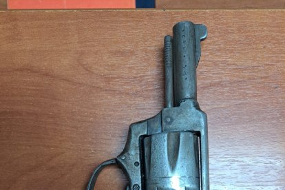 La detenida fue capturada con un arma de fuego.