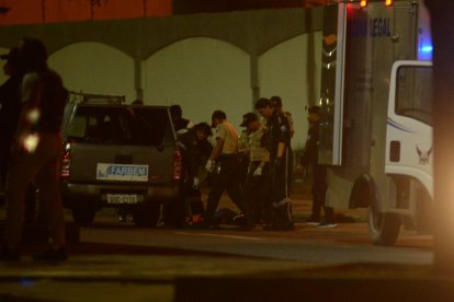 Los cuerpos quedaron cerca de la camioneta en la que se movilizaban.