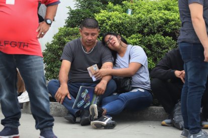 Familiares protagonizaron escenas de dolor afuera de la morgue.