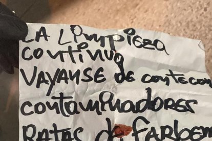 Este panfleto fue hallado junto al cuerpo de las víctimas.