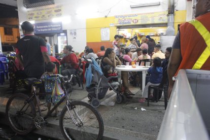 El negocio de Juana aún se mantiene con clientes, pese al incremento del arroz. Ella prefiere quitarle un poco de comida al plato.