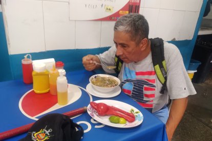 Víctor Hugo come el encebollado solito, si tiene mucha hambre le pone chifles.