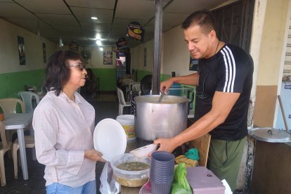 Cuatro platos hondos caben en el recipiente-lavacara de Esther.