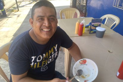 Los amantes del encebollado dejan limpiecito el plato, un ejemplo, Jorge Aquino.