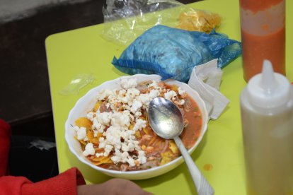 En las picanterías de Quito, el encebollado se sirve con porciones mixtas.