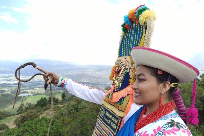 La vestimenta, ritos, y danzas son parte de las actividades.