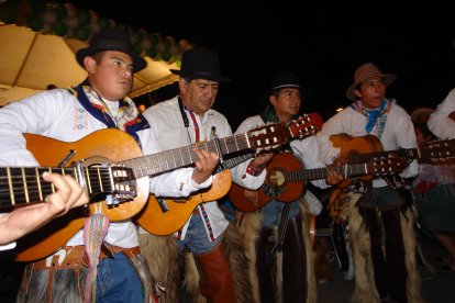 Un sinnúmero de personas acuden al cantón para disfrutar de la música y cultura.
