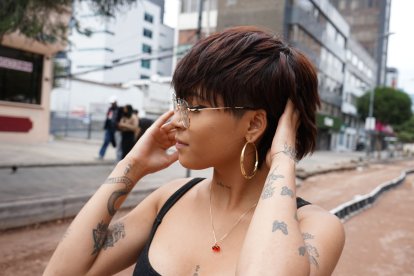 Le gusta modelar su cabello y  tatuajes.