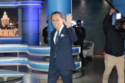 Don Alfonso despidiéndose de Ecuavisa, el 1 de julio de 2023. Ese día, sin saberlo, tomó la posta Vito Muñoz como el de mayor trayectoria en la televisión  nacional.