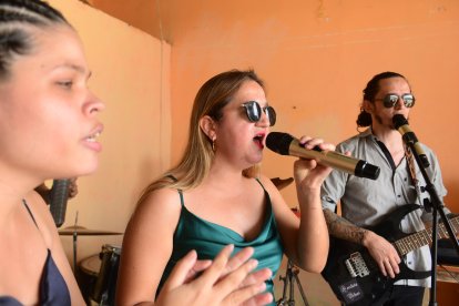 María Eliza Garzón canta y encanta con sus movimientos y su voz.