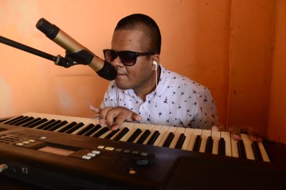 Bryan Higuera tiene magia en sus manos. Hace hablar a las teclas.