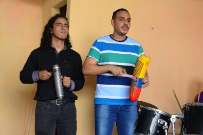 Jefferson Peñafiel junto a Bryan Maldonado, un  auténtico crack de la vida: es atleta paralímpico, toca varios instrumentos y se graduó como licenciado en Comunicación  Social.