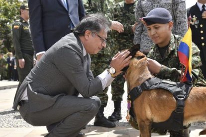 El Presidente de Colombia, Gustavo Petro, durante la condecoración a la mamá de Wilson