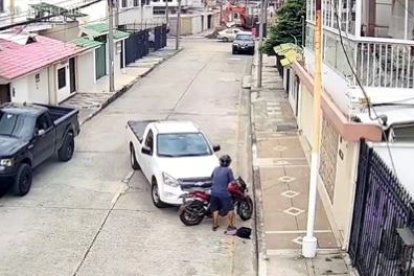 Momento en que Fidel arrolla al ladrón en Urdesa.