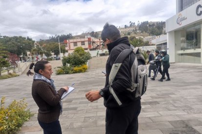 Maritza Gamboa junto al papá de la menor que perdió la vida.