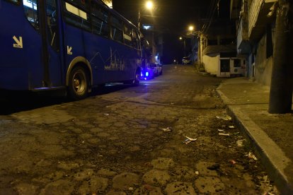 El frecuente paso de buses y la falta de mantenimiento incrementaría el daño en las vías.