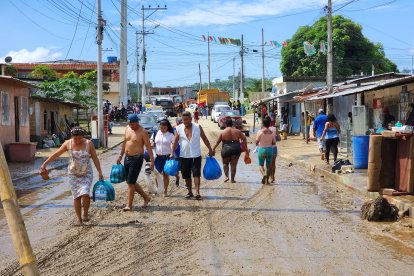 Los esmeraldeños indican que siguen 'en las mismas', sobre el lodo y el abandono gubernamental.