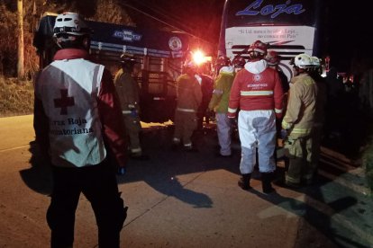 Socorristas asistieron a los heridos en la vía Cuenca-Loja.