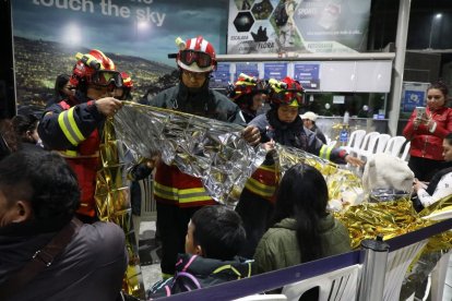 Bomberos auxiliaron a los atrapados, una vez rescatados.