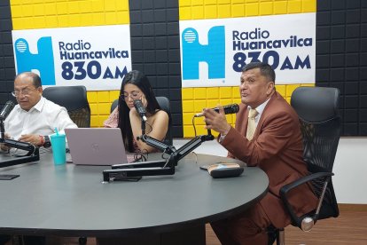 Wacho Sánchez haciendo lo que más le gusta en radio Huancavilca.