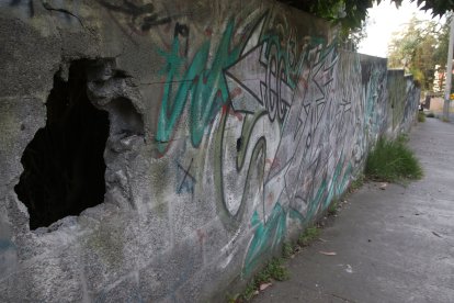 Los indigentes y consumidores han hecho huecos en el cerramiento para meterse.