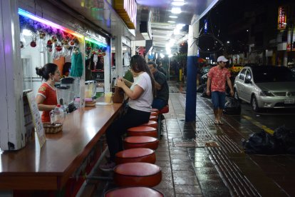 En El Carmen hay actividad hasta altas horas en diferentes tipos de negocios.