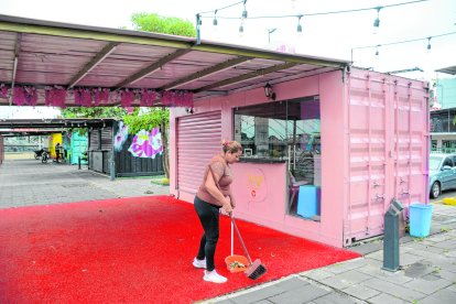 Diana Martínez, la propietaria del único negocio que aún funciona en el malecón de Quevedo, asea el sitio en espera de clientes.