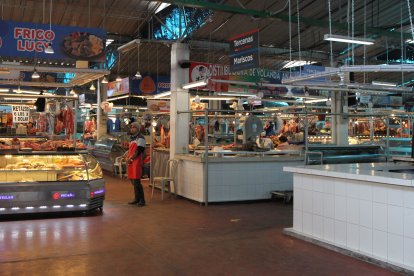 La zona de productos cárnicos funciona en la segunda planta.
