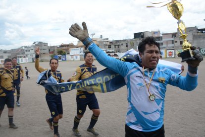 Édison Ramírez (d), arquero y capitán del Escuadrón XII, festejó con sus compañeros tras ganar la final por 4-0  Unión Policial.