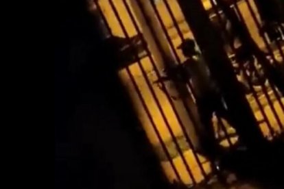 El año pasado circuló en redes sociales un video en el que se puede ver a un joven con un fusil, disparando.