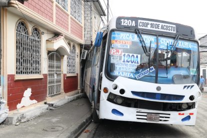 Bus se estrelló contra una casa.