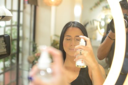 Toda rutina de belleza diaria debe iniciar con protector solar antes del maquillaje. Esta acción te ayudará a prevenir manchas.