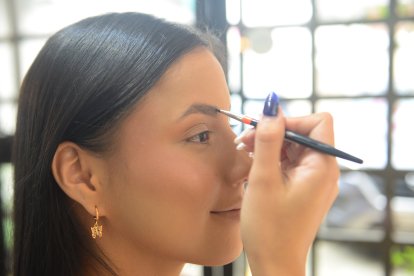 Las cejas maquilladas mejoran la apariencia del rostro y realzan la mirada, además hacen que los ojos parezcan más grandes y expresivos.
