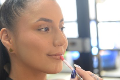 Usa un gloss hidratante, en la actualidad hay opciones con protección solar. Te hará lucir unos labios con volumen y sanos.