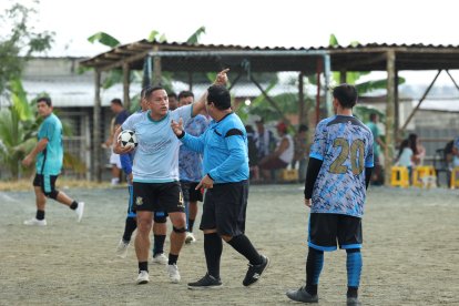 Ellos arbitran en los barriales del Paraíso de la Flor, Guasmo, Monte Sinaí, entre otros.