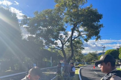 Los uniformados revisaron las cámaras de seguridad para tener más detalles del delito.