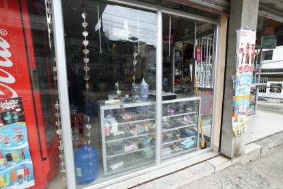 Los delincuentes lanzaron piedras y patearon puertas de vidrio.