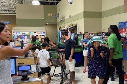 Las personas en el ‘súper’ aprovecharon para tomarse fotos con el astro argentino.