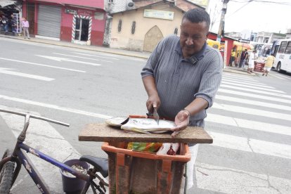 Kléber saca su herramienta y ‘despacha’ lo que sus clientes   necesiten. Hasta los filetea al ‘vuelo’.