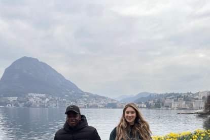 Jhon Jairo y su esposa Rocío en uno de los paisajes de Suiza.