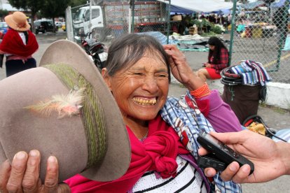 Sonriente, Gregoria cuenta sobre las labores que realiza en el mercado.