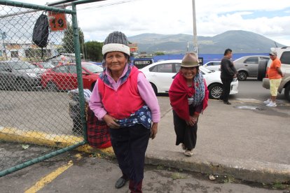 Laura lleva los pesados víveres hasta donde los clientes se lo pidan.